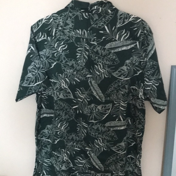 it's a green shirt for men - Picture 3 of 4